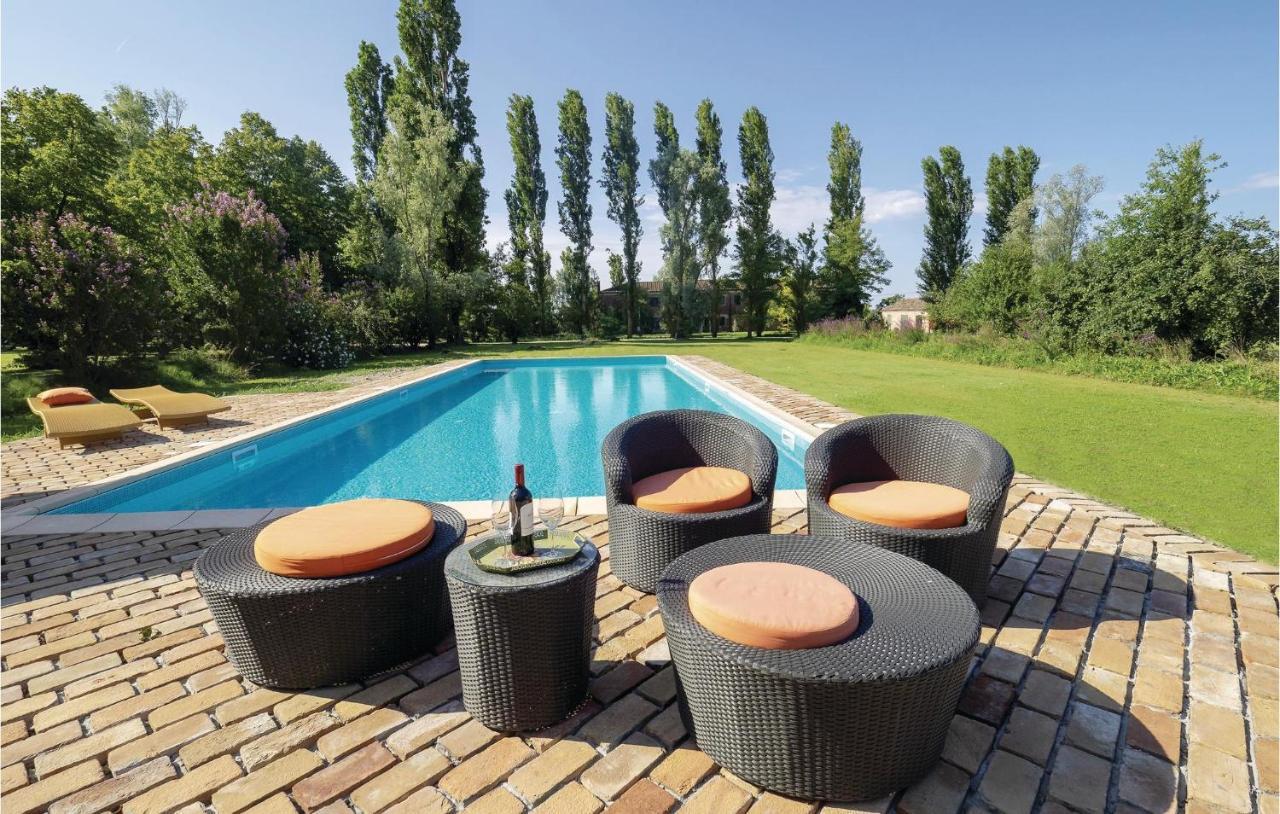 2 Bedroom Awesome Home In Taglio Di Po Ro Porto Viro Exterior photo